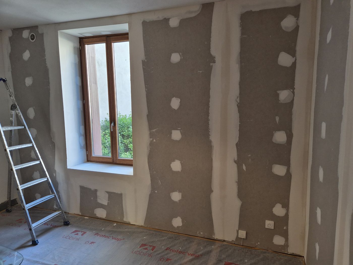 Cloisons à Nancy — Pièce placo, échelle, fenêtre