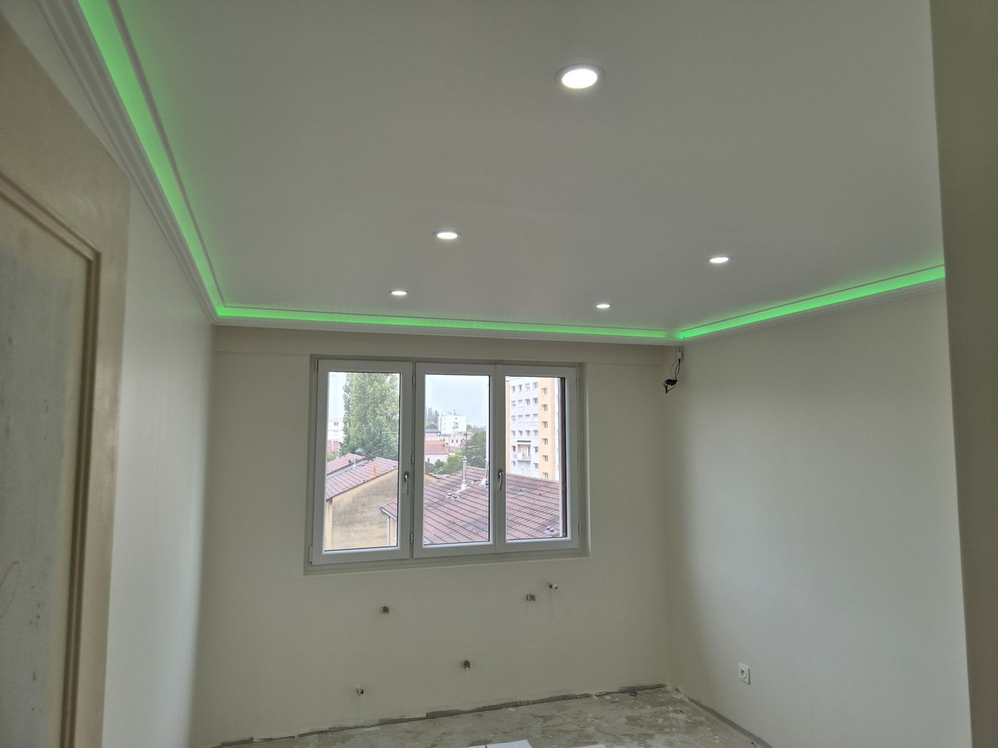 Faux-plafond à Nancy — Faux-plafond LED verte, fenetre
