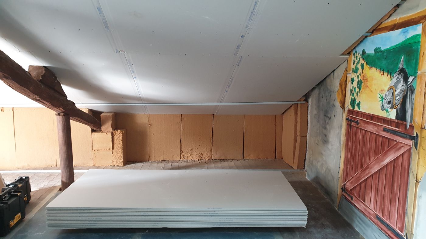 Rénovation à Nancy — Chambre combles finie lit rangements