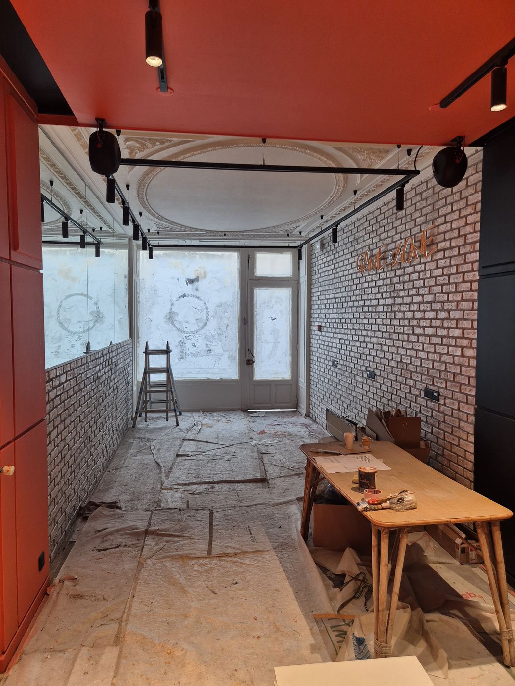 Rénovation à Nancy — Couloir placards laques orange finis