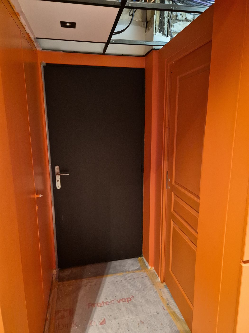 Rénovation à Nancy — Couloir porte placards orange