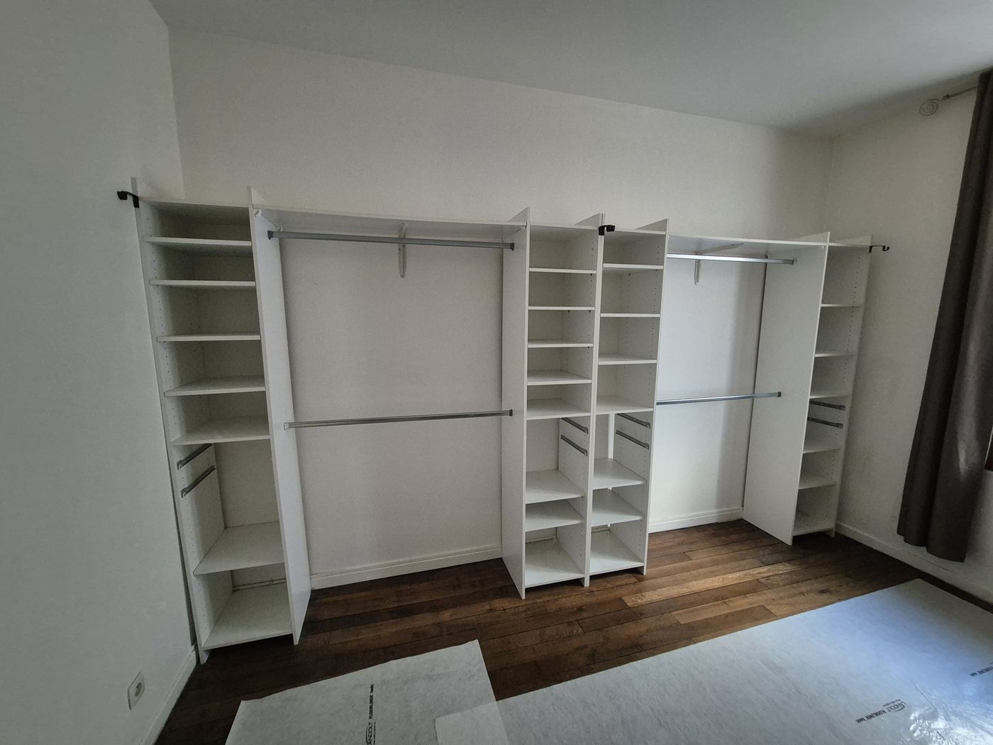 Rénovation à Nancy — Dressing amenage avec etageres blanches
