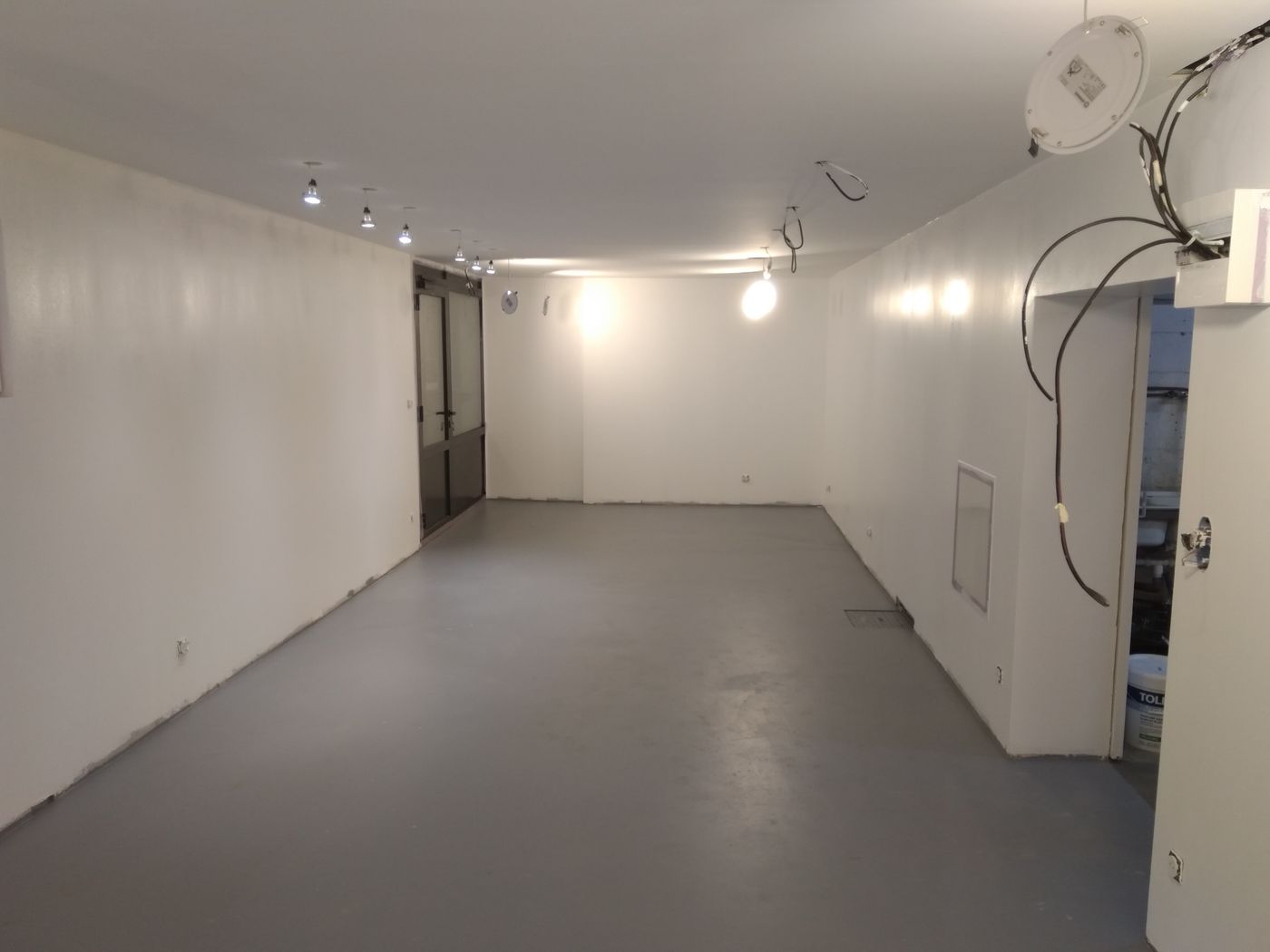 Rénovation à Nancy — Pièce finie sol gris portes