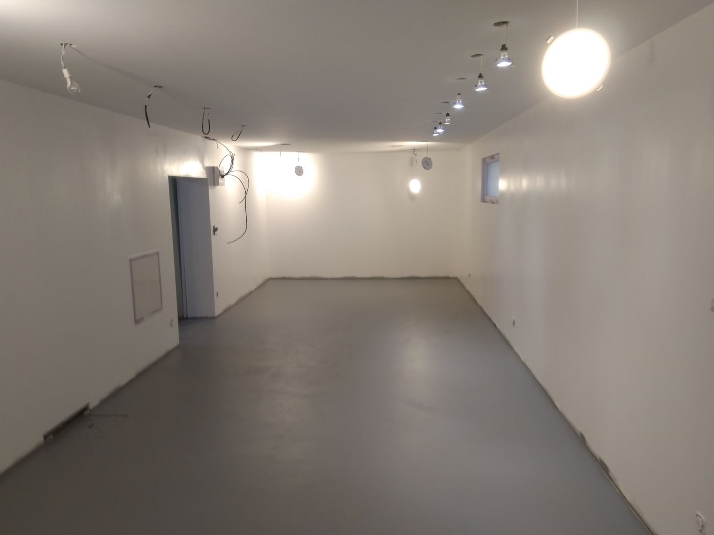 Rénovation à Nancy — Pièce rénovée finie sol gris