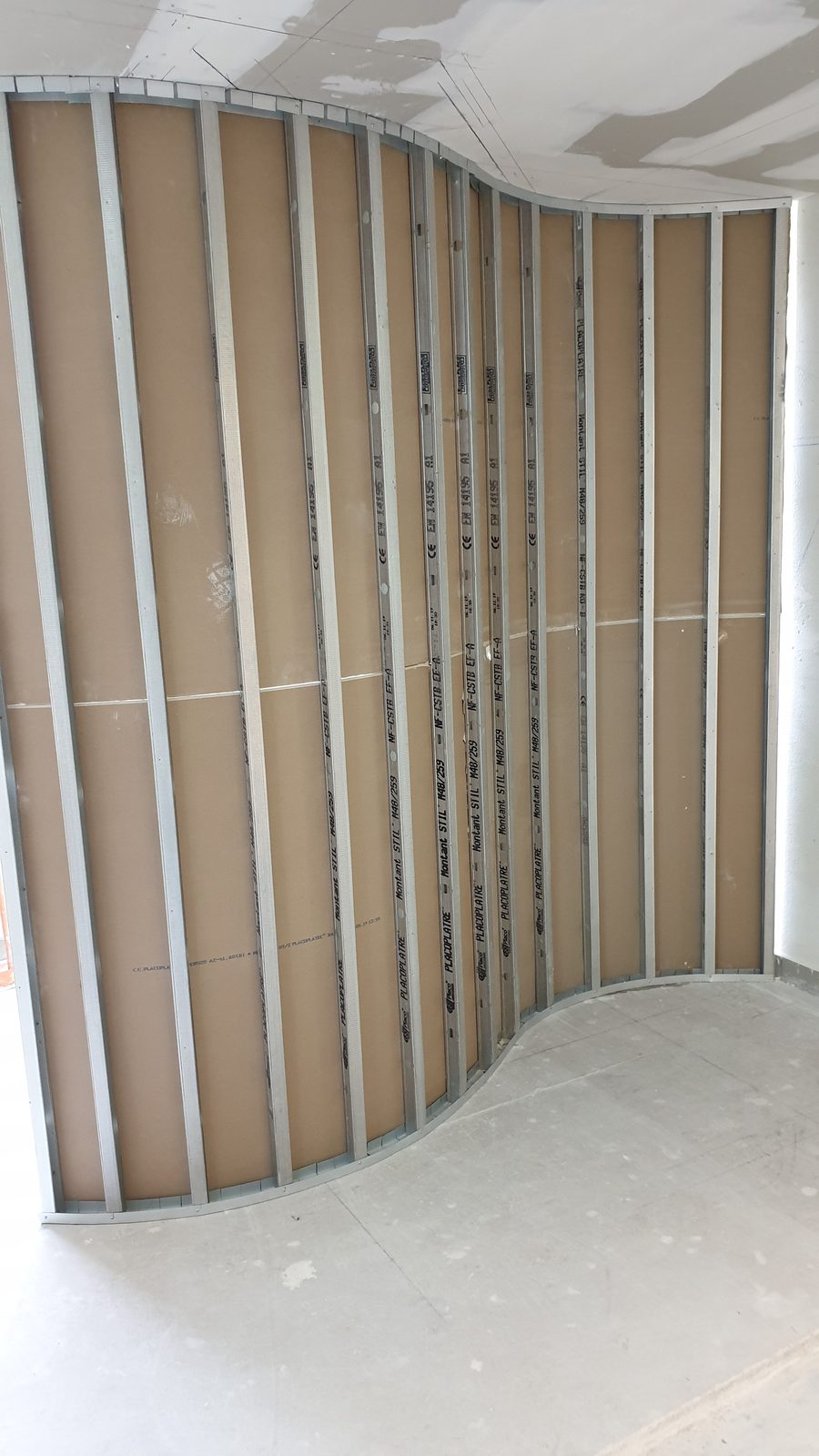 Cloison ondulée en placo, réalisation design