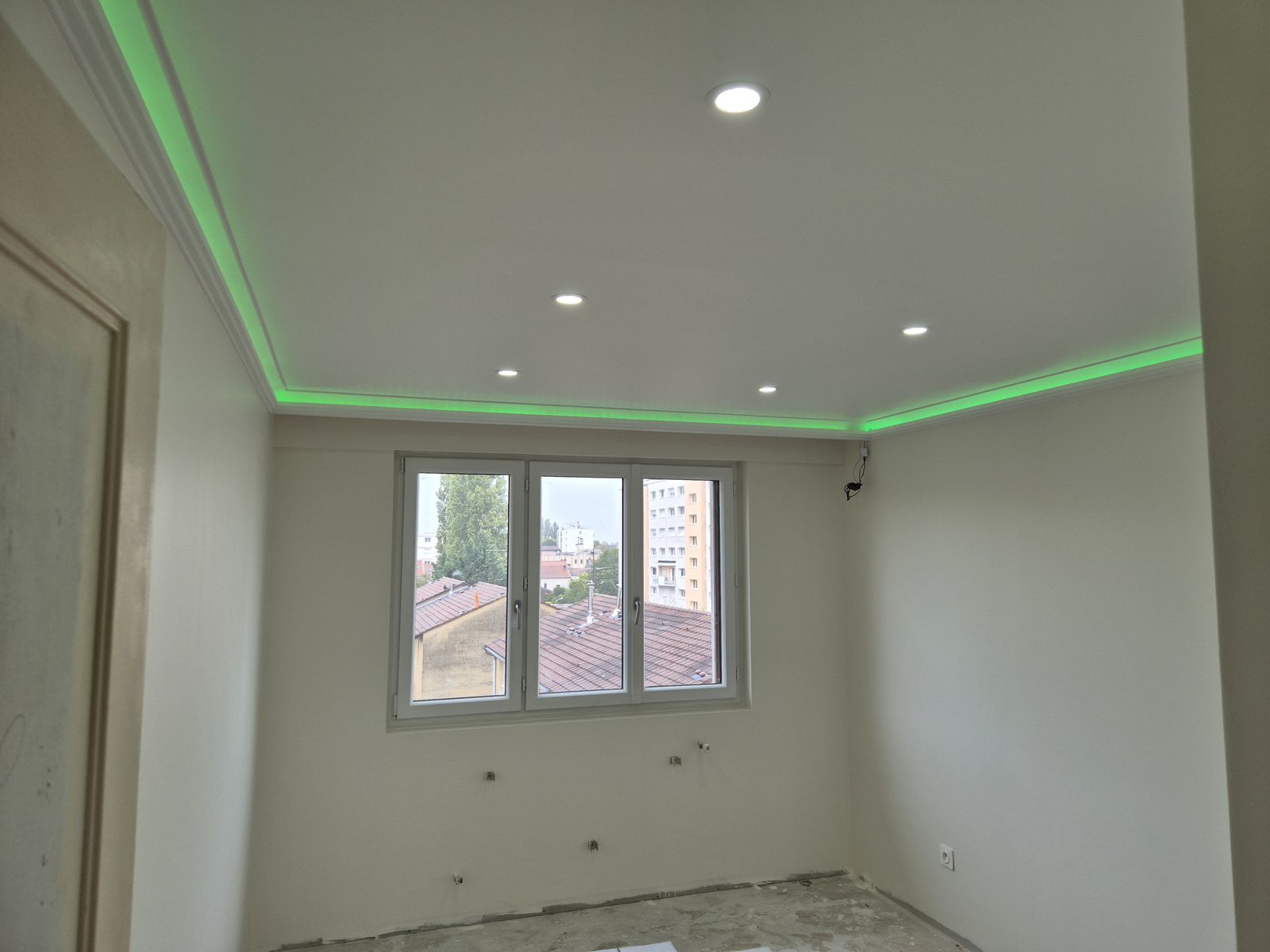 Faux-plafond avec LED et spots intégrés