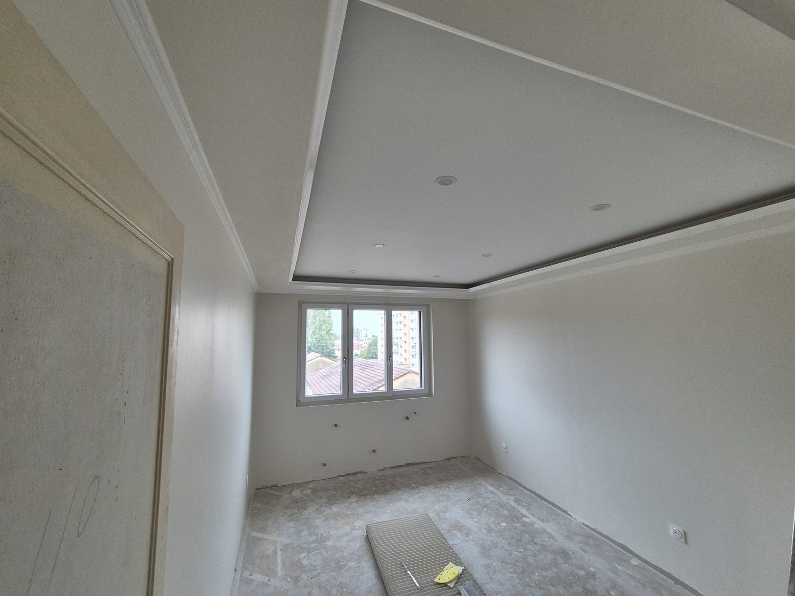 Faux-plafond avec soffite et spots encastrés