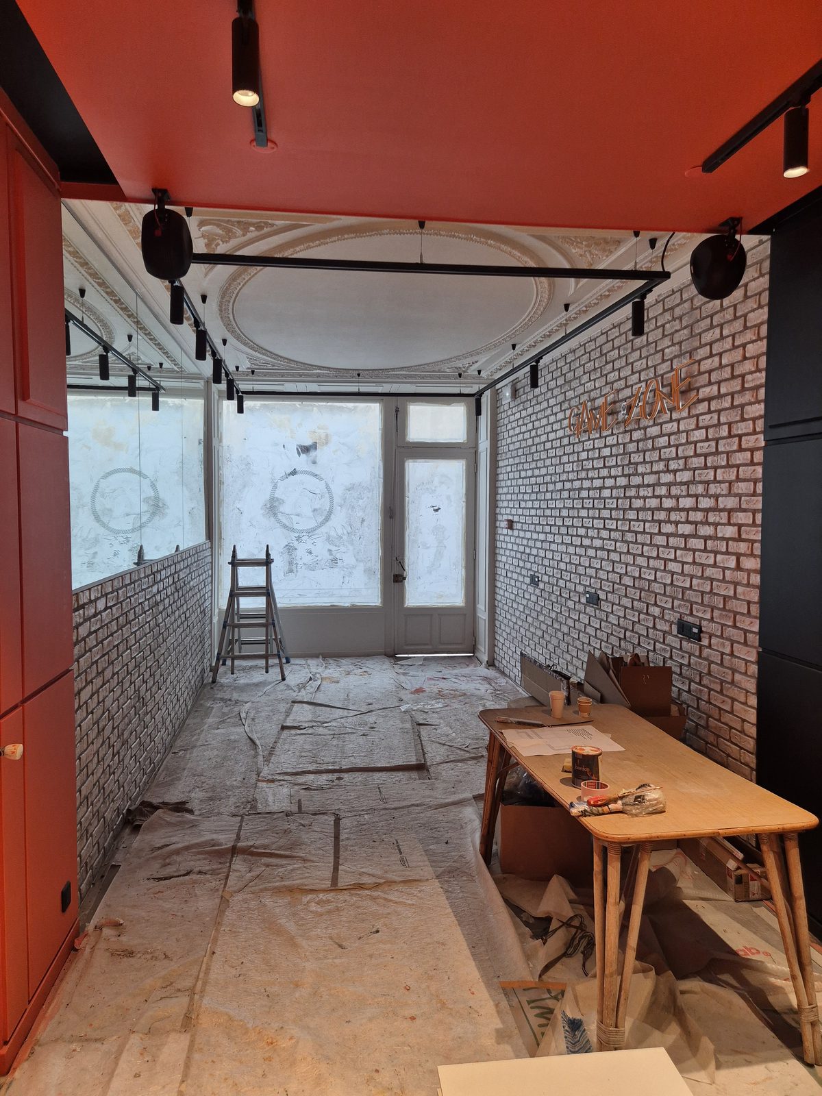 Couloir rénové avec placards laqués sur-mesure