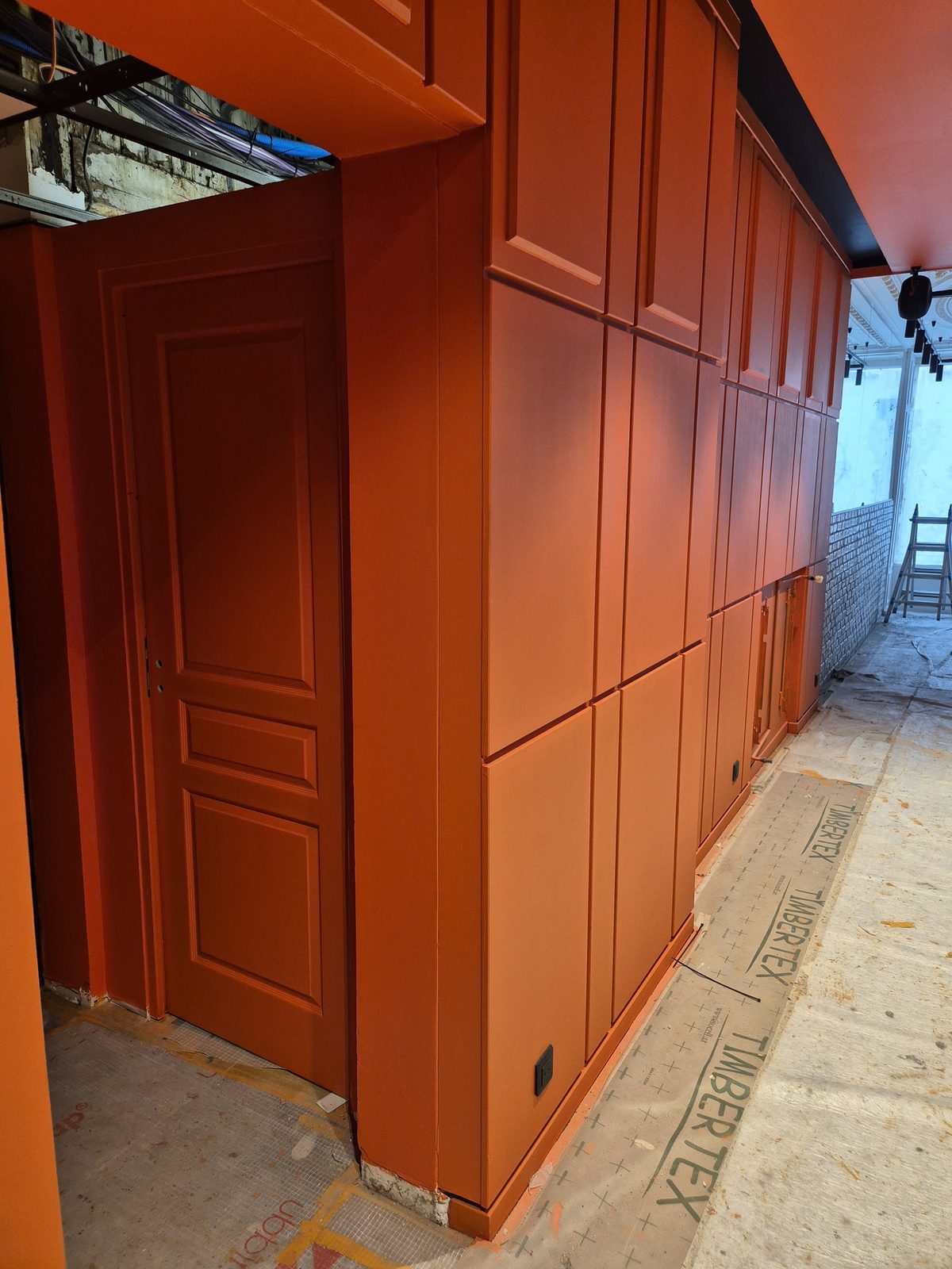 Cuisine rénovée avec mobilier laqué orange